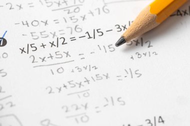Eğitim okulunda matematik formülü sınav kağıdı üzerine kalem..