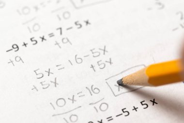 Eğitim okulunda matematik formülü sınav kağıdı üzerine kalem..