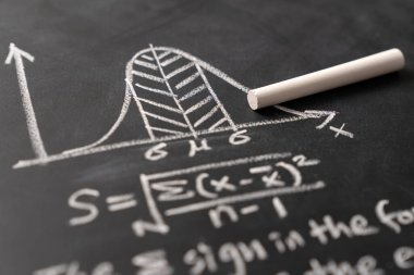 Çan eğrisi grafiği ve standart sapma formülü veri dağılımı ve matematiksel konsepti göstermek için tahtaya çizilir