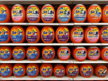 Wixom, Michigan, ABD - 21 Eylül 2024: Michigan 'daki bir Target perakende pazarında rafta duran Procter ve Gamble Tide marka deterjan şişeleri.
