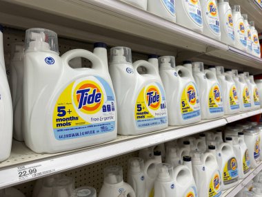 Wixom, Michigan, ABD - 21 Eylül 2024: Michigan 'daki bir Target perakende pazarında rafta duran Procter ve Gamble Tide marka deterjan şişeleri.