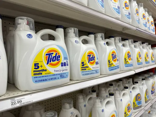Wixom, Michigan, ABD - 21 Eylül 2024: Michigan 'daki bir Target perakende pazarında rafta duran Procter ve Gamble Tide marka deterjan şişeleri.