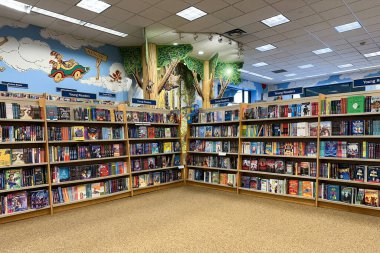 Troy, Michigan, ABD - 28 Şubat 2024: Barnes ve Noble kitapçılarındaki kitapçıda satılık genç okuyucu kitaplarının geniş bir seçimi.