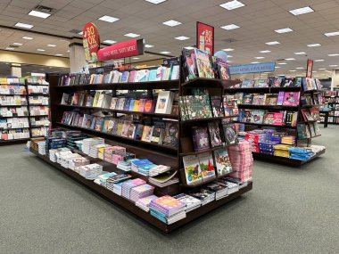 Troy, Michigan, ABD - Bölüm 28, 2024: Barnes ve Noble kitapçılarında satılık kitapların geniş bir seçimi.