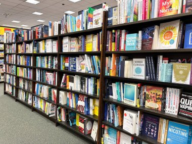 Troy, Michigan, ABD - Bölüm 28, 2024: Barnes ve Noble kitapçılarında satılık kitapların geniş bir seçimi.