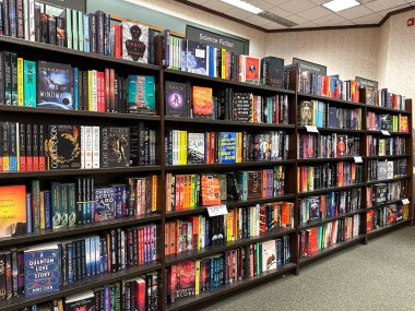 Troy, Michigan, ABD - 28 Eylül 2024: Barnes ve Noble kitapçılarının kitaplıklarında geniş çaplı bilim kurgu kitapları seçimi.