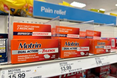 Madison Height, Michigan, ABD - 12 Ekim 2024: Motrin ürünleri eczane rafındaki ağrı kesicileri hedef alıyor