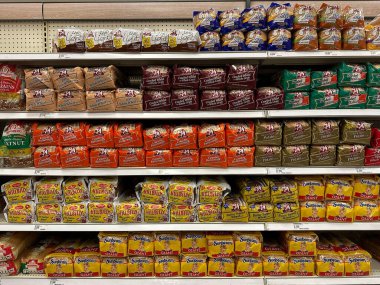 Madison Height, Michigan, ABD - 12 Ekim 2024: Çeşitli ekmek markalarının bulunduğu market raflarını hedef alın.