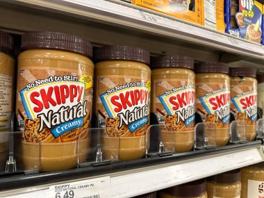 Madison Height, Michigan, ABD - 12 Ekim 2024: Yerel bir Target marketinde birkaç kavanoz Skippy fıstık ezmesi sergileniyor.