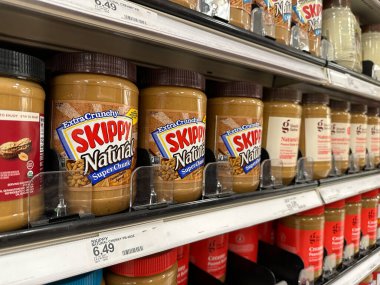Madison Height, Michigan, ABD - 12 Ekim 2024: Yerel bir Target marketinde birkaç kavanoz Skippy fıstık ezmesi sergileniyor.