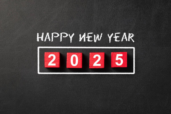 Красные деревянные кубики 2025 года и написан счастливый новый год с белым мелом на доске с указанием начала и начала нового 2025 года.