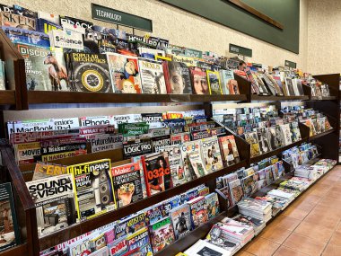 Troy, Michigan, ABD - 28 Eylül 2024: Barnes ve Noble kitapçılarındaki raflarda sergilenen teknoloji dergilerinin görüntüsü.