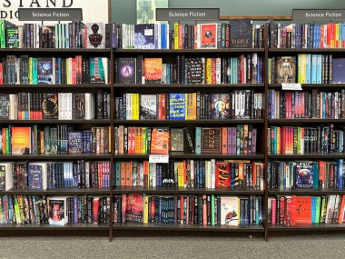 Troy, Michigan, ABD - 28 Eylül 2024: Barnes ve Noble kitapçılarının kitaplıklarında geniş çaplı bilim kurgu kitapları seçimi.