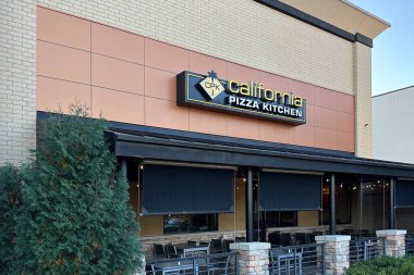 Novi, Michigan, ABD - 20 Ekim 2024: Kaliforniya Pizza Mutfağı Novi Michigan 'daki Twelve Oak alışveriş merkezinde yenilikçi mutfağıyla tanınıyor.