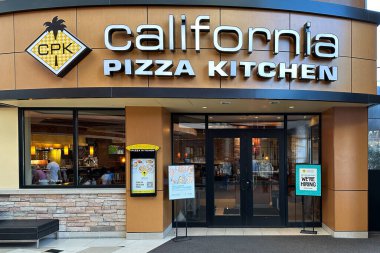 Novi, Michigan, ABD - 20 Ekim 2024: Kaliforniya Pizza Mutfağı Novi Michigan 'daki Twelve Oak AVM, CPK yenilikçi mutfağıyla tanınıyor.