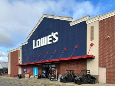 Ticaret Tüzüğü, Michigan, ABD - 12 Kasım 2024: Lowes Home Improvement, Amerika Birleşik Devletleri 'nde perakende ev geliştirme mağazaları zinciri