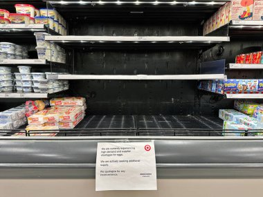 Madison Height, Michigan, ABD - 8 Şubat 2025: Yerel bir Target mağazasında yumurta bölümündeki boş rafların gösterimine göre yiyecek kıtlığı ve seçim eksikliği.