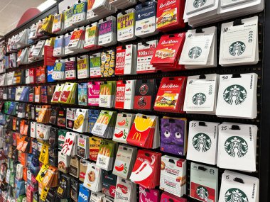 Madison Height, Michigan, ABD - 8 Şubat 2025: Target mağazasındaki farklı hizmet ve şirketlerin hediye kartlarıyla bir stand.