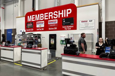 Ticaret Kasabası, Michigan, ABD - 29 Mar 2025: Müşterilere çalışanların yardım ettiği bir Costco üyelik tezgahı, üyelik seçeneklerini gösteren büyük bir tabela.