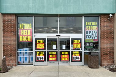 Novi, Michigan, ABD - 6 Nisan 2025: Joann Fabrics and Crafts mağazası kapatılan büyük afişlerle iflas ediyor