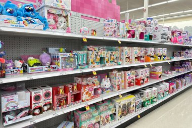 Northville, Michigan, ABD - 12 Nisan 2025: Meijer süpermarket oyuncakları bölümü rafları çeşitli oyuncaklarla dolu