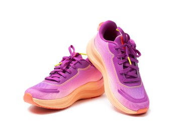 Beyaz arka planda izole edilmiş genel mor spor ayakkabılar.