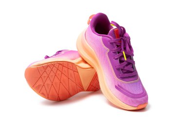 Beyaz arka planda izole edilmiş genel mor spor ayakkabılar.