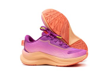 Beyaz arka planda izole edilmiş genel mor spor ayakkabılar.