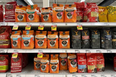 Northville, Michigan, ABD - 12 Nisan 2025: Meijer süpermarketinin içinde raflarında çeşitli kahve paketleri bulunan.