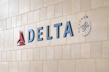 Detroit, Michigan, ABD - 4 Mayıs 2025: Detroit Metropolitan Wayne County Havaalanı 'nda Delta havayolu logosu