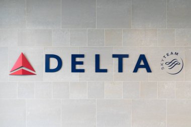 Detroit, Michigan, ABD - 4 Mayıs 2025: Detroit Metropolitan Wayne County Havaalanı 'nda Delta havayolu logosu