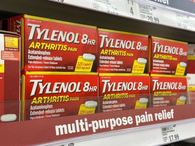 Novi, Michigan, ABD - Bölüm 27, 2025: Meijer eczane bölümünün raflarında düzenli olarak düzenlenmiş Tylenol 8hr artrit ağrı kesici ve ateş düşürücü kutular