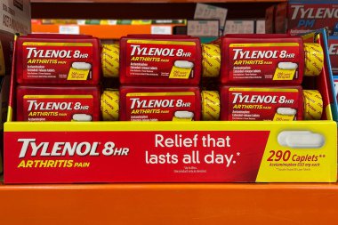 Novi, Michigan, ABD - Bölüm 28, 2025: Bir Costco eczane bölümünün raflarında düzenli olarak düzenlenmiş Tylenol 8hr artrit ağrı kesici ve ateş düşürücü kutular