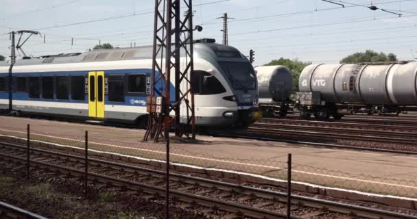 부다페스트 헝가리 Circa 2021 기차역을 떠나는 유월절 통근열차 — 비디오