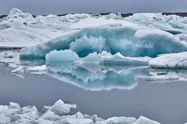 빙산에서 내리는 얼음덩어리 — 스톡 사진