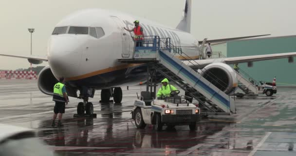 Будапешт Угорщина Приблизно 2021 Рік Літак Ryanair Прибуває Аеропорт Наземне — стокове відео