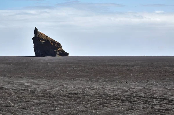 アイスランドの黒い砂の風景 シュールな自然シーン — ストック写真