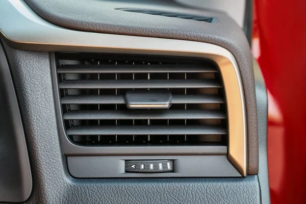 ダッシュボード上の気流を提供する車の通気口 — ストック写真