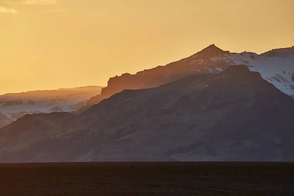 Stmívající Krajina Horami Matnou Cestou — Stock fotografie