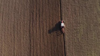 Çekici tarla sürme tarlaları, hava aracı görüntüsü