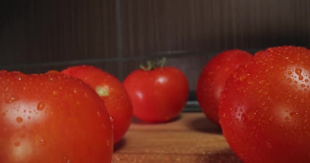Tomatos Έναν Πάγκο Κουζίνας Μακρό Πλάνο Πιέζει Φακό Καθετήρα Πηγαίνει — Αρχείο Βίντεο
