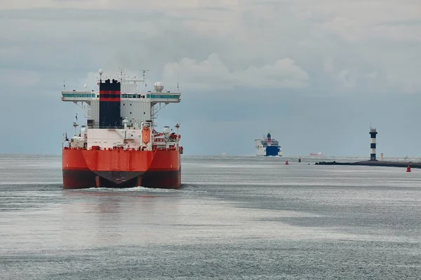 Zbiornikowiec Przemysłowy Przy Wejściu Portu Rotterdam — Zdjęcie stockowe