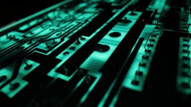Yazdırılmış devre kartı elektronik makro yeşil ışıkta parlıyor, bileşenler arasında lens sondası