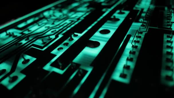 緑の光で輝くプリント基板エレクトロニクスマクロ コンポーネント間のプローブレンズ — ストック動画