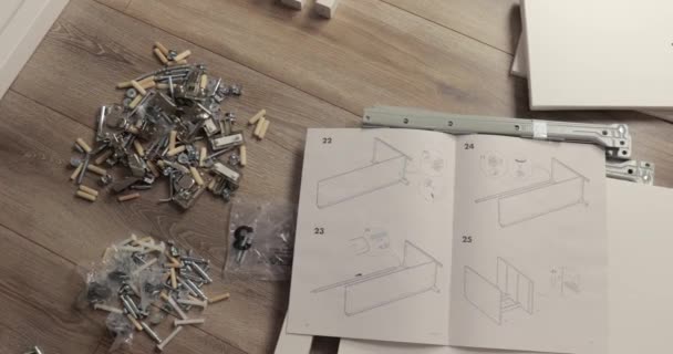 Möbelschrank Montagefertig Teile Nach Dem Auspacken Auf Dem Boden Ausgelegt — Stockvideo