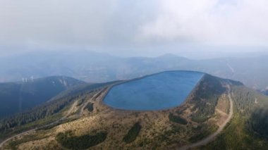 Hidroelektrik enerji deposu su deposunu yükseltti su santralini pompaladı, elektrik şebekesinde fazlalık olduğunda suda enerji depoladı ve en yüksek talep üzerine serbest bırakıldı. Dağ üstü havzası