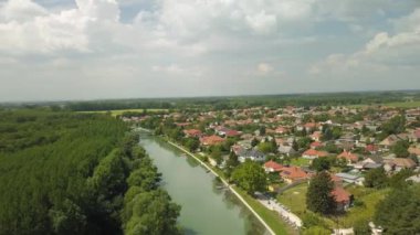Halaszi, Szigetkoz, Macaristan 'da yaz nehir kenarı insansız hava aracı vuruldu.