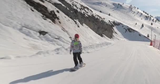 アルプスのスノーボード ジンバルとフルフレームカメラで撮影した高速ローアングルフォロー — ストック動画