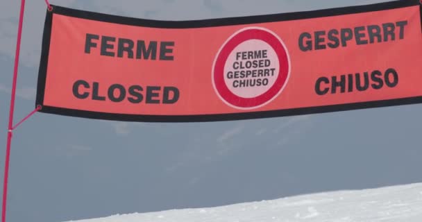 Skibakken Lukket Banneret Arbeidet Ble Avsluttet Fransk Engelsk Italiensk Tysk – stockvideo