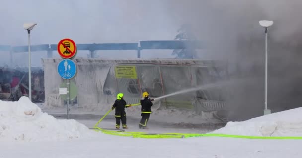 フィンランドのSaariiselka Circa 2022 フィンランドのラップランドでショッピングセンターKuukkeliを焼きます 炎の拡散を阻止しようとする消防士 — ストック動画